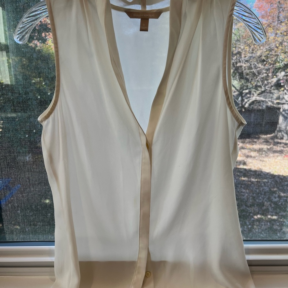 Banana Republic Cream 100% Silk Sleeveless V-Neck Blouse
